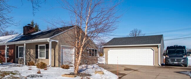 Photo - 257 Manor Dr