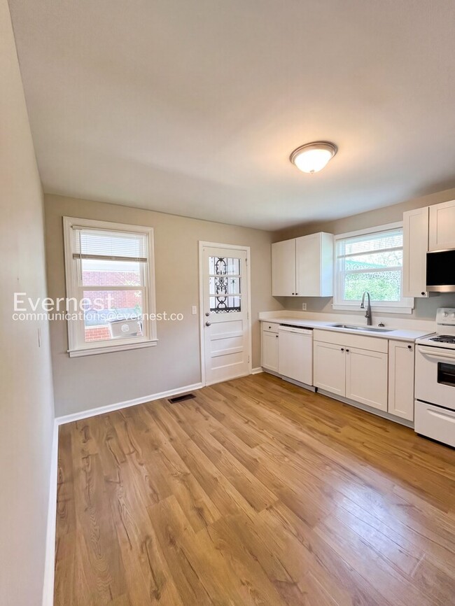 Photo - 3233 Southlake Dr