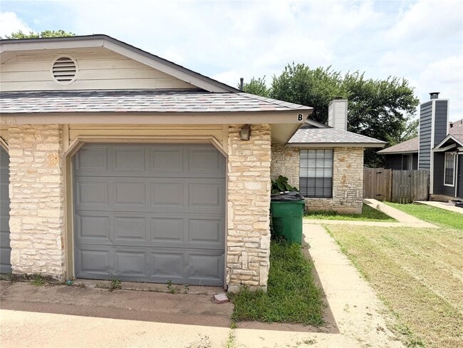 Photo - 1915 Margalene Way
