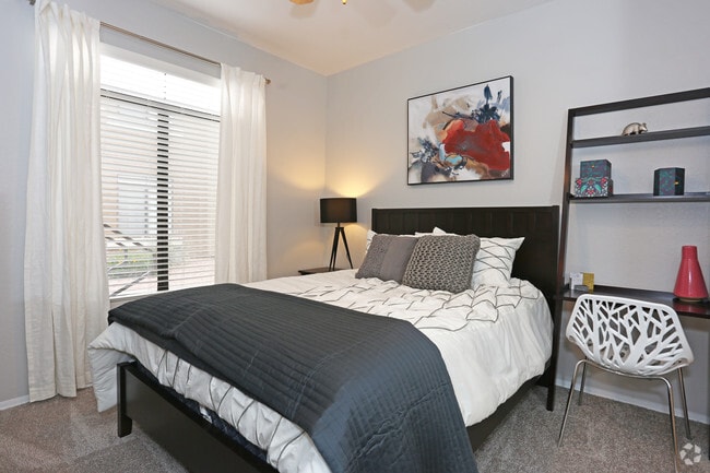 2BR, 2BA - 1039 SF