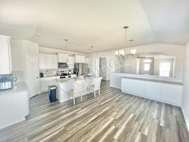 Photo - AVAILABLE BEGINNING OF MAY, APPLY TODAY ON OUR WEBSITE!