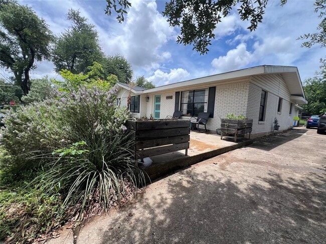 Photo - 11702 Oak Trail
