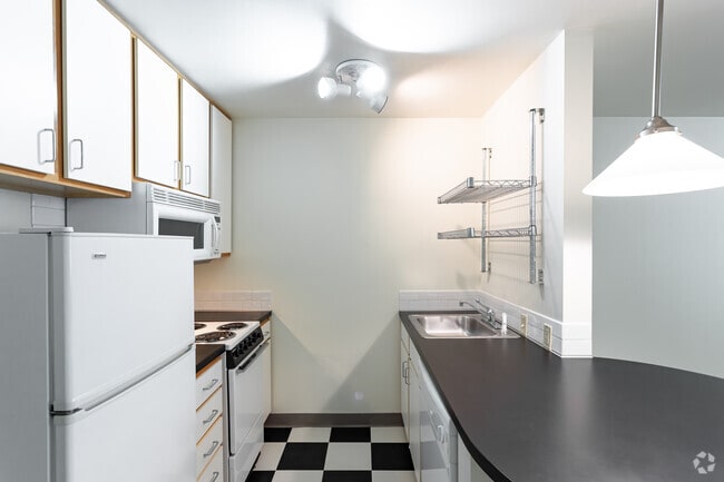 1BA, 1BR - 550 SF - Century Towers Apartments