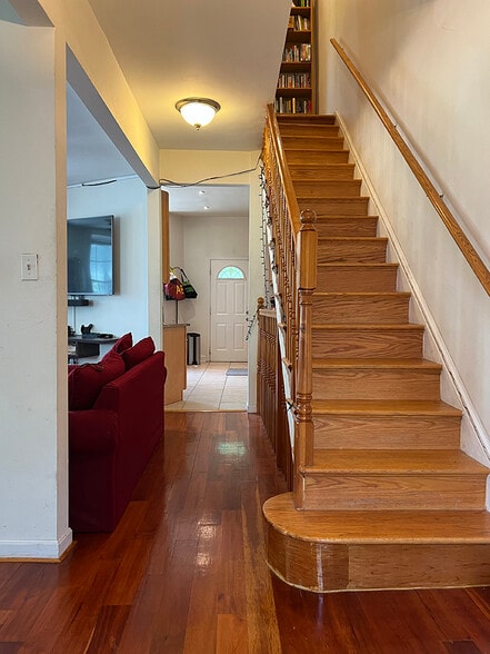 1131 8th St NE