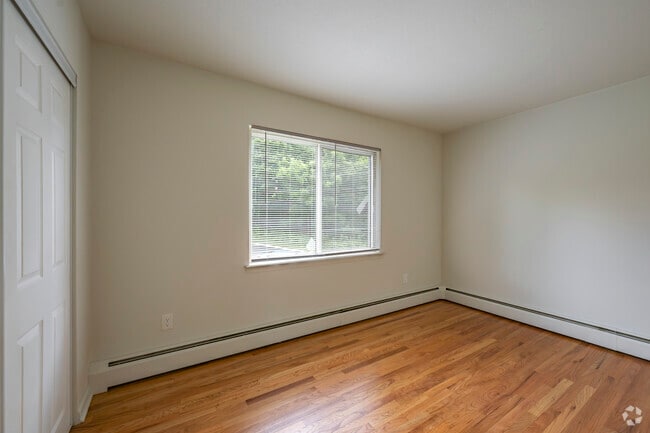 3BD, 1BA - 1,122SF - Meadoway Gardens - Primary Bedroom - Meadoway Gardens