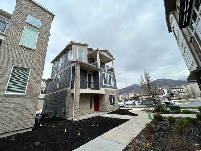 Photo - 3 Bedroom 3 Bathroom Home in Farmington Utah!