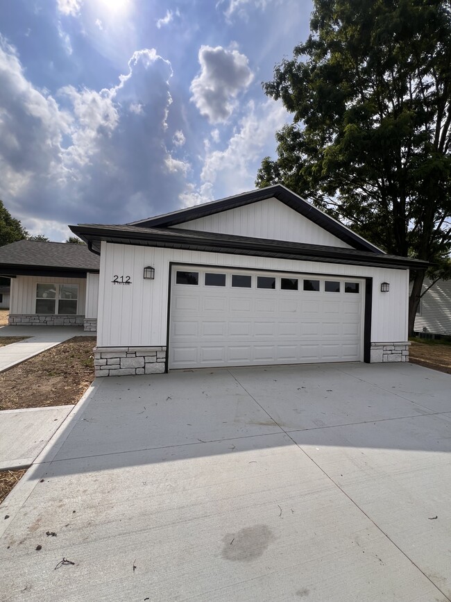 Photo - 212 Taylor St
