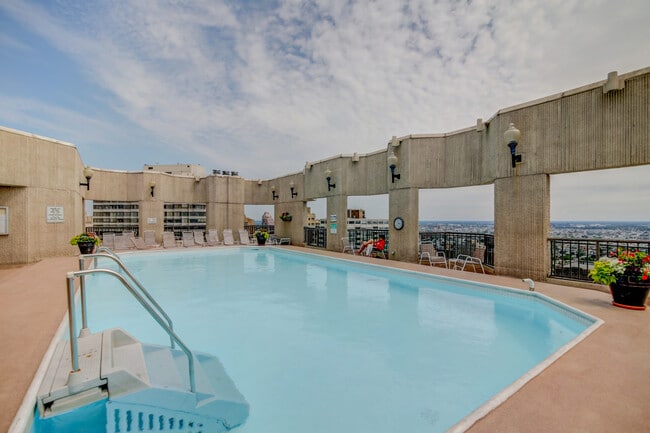 Rooftop swimming pool - 2020 Walnut St Unit 11g