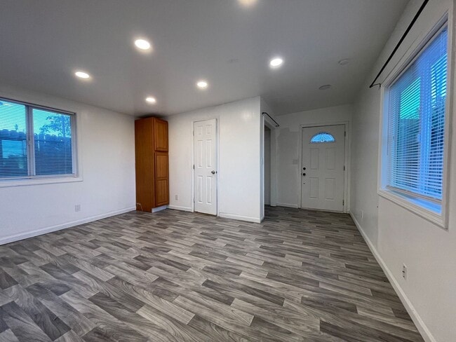 Building Photo - Lovely 2 Bedroom Downtown Antioch Unit A