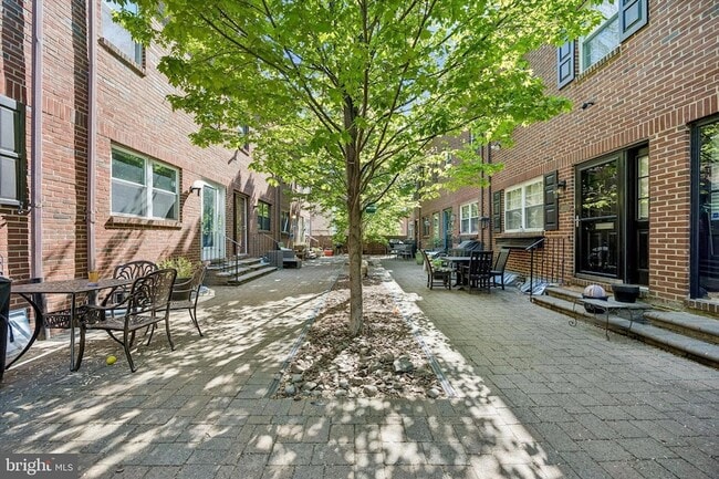 Photo - 517 S Randolph Ct