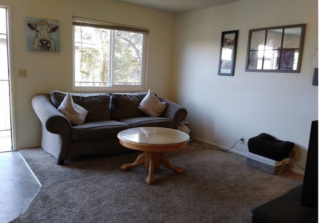 Photo - 621 W 7th St Unidad 2