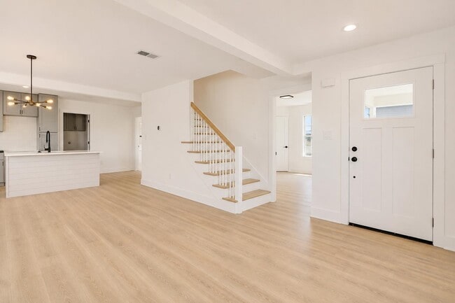 Photo - 960 Blythe St