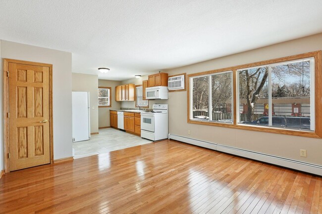 Building Photo - Updated 2 Bedroom with Hardwood Floors! Unit 3