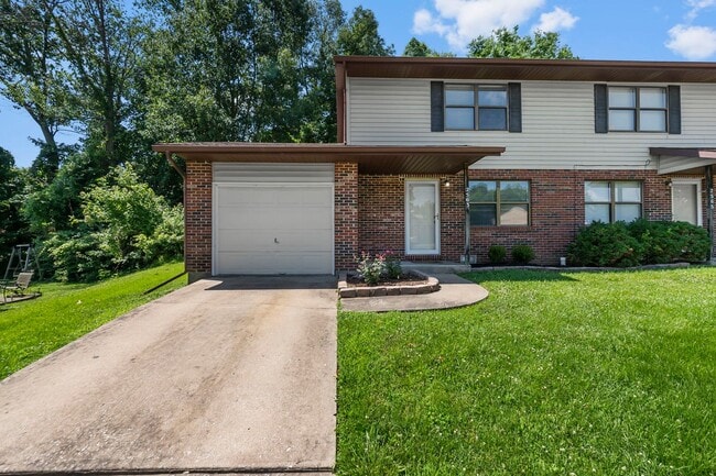Building Photo - Charming 2-Bedroom Duplex in an Established Neighborhood