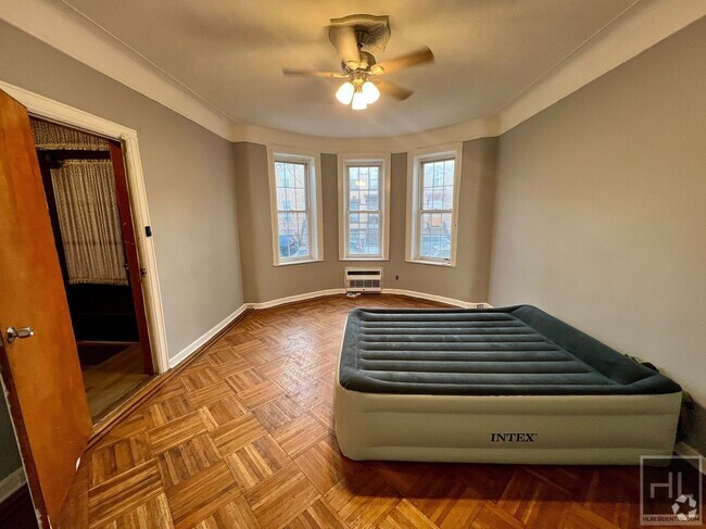 Building Photo - 3BR 1.5BA Dutch Colonial Parlor Level Floo... Unit 1 Rental