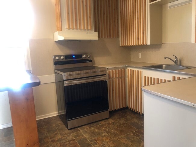 Photo - 1068 NE B St