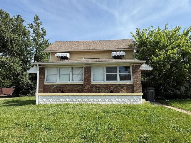 Building Photo - Spacious 3BR/1BA home with great floor plan, detached garage, enclosed porch and main level bedroom