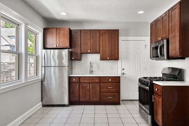 Building Photo - 32 Millet St Unit 2