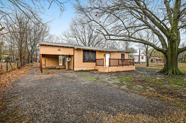 Building Photo - Welcome to your newly updated 2 bedroom, 1...