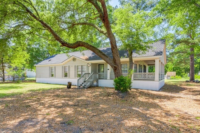 Building Photo - Spacious 3 Bed 2 Bath Home on Large Lot - NO HOA!