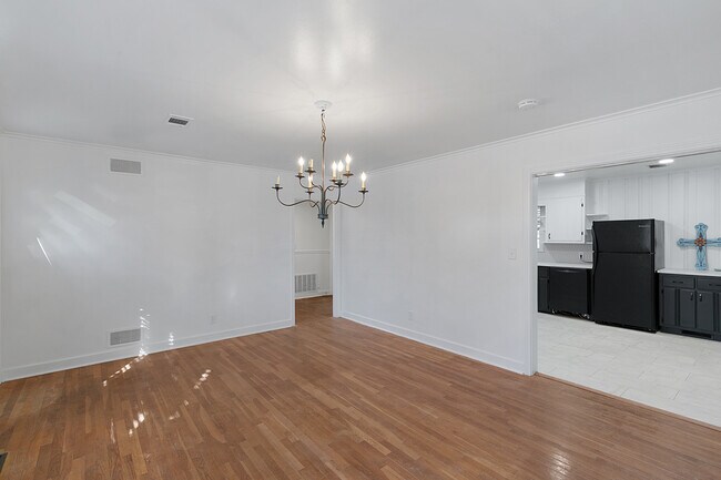 Photo - 60 Russell Rd