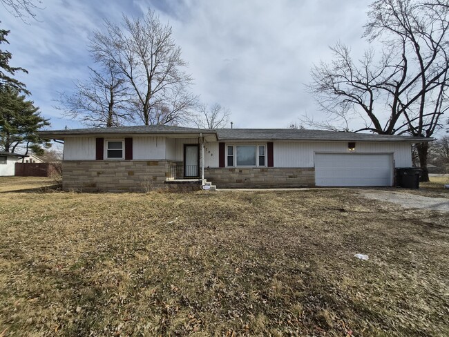 Building Photo - 2703 Kristen Dr E