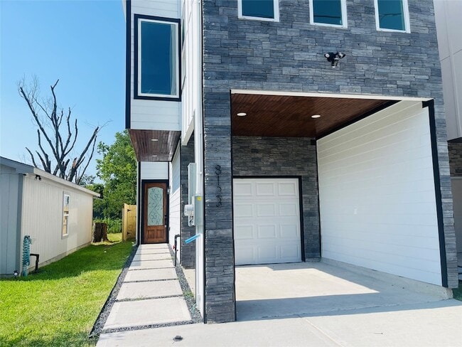 Photo - 8123 St Louis St