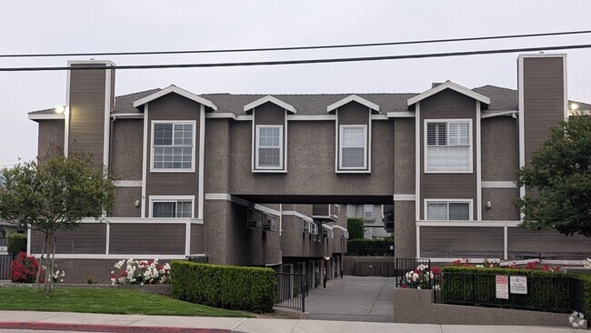 Building Photo - 1300 S Mayflower Ave Rental