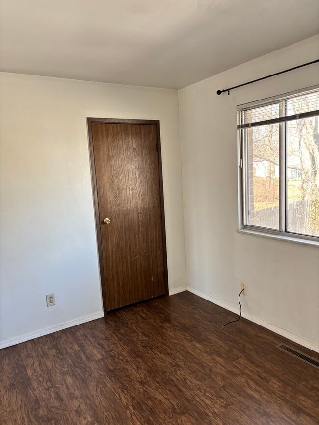 Building Photo - Creston Arms Ct. Unit 10 Creston