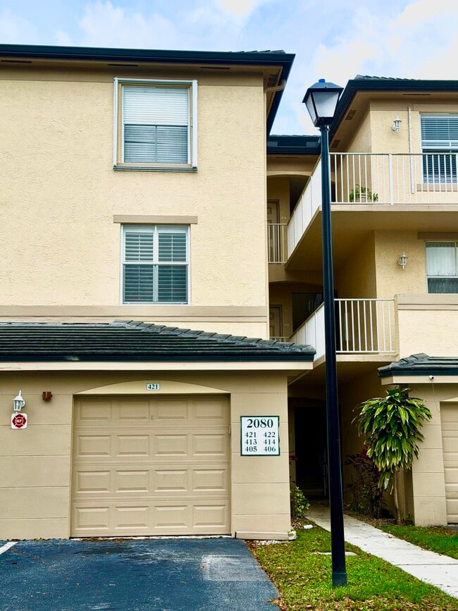 Building Photo - 2080 Greenview Shores Blvd Unit 421