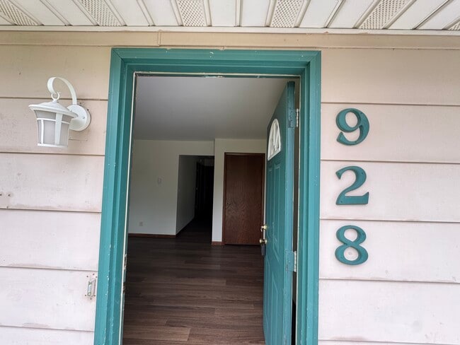 Photo - 928 Court Cir