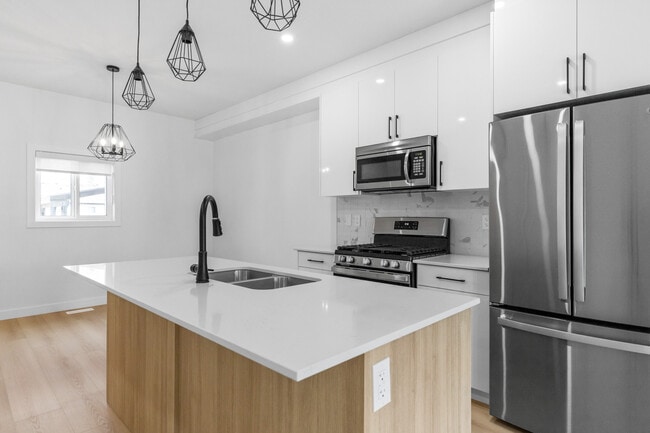 Building Photo - 16006-16103 103 Ave NW Unit MAIN 16010