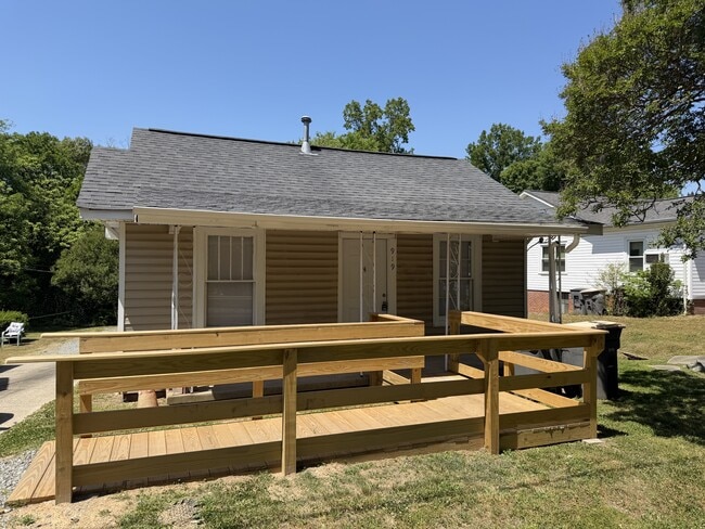 Building Photo - 919 N Walnut St