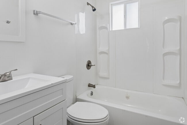 2BR, 1BA - 850SF - Bathroom - The Courtyard Apartments