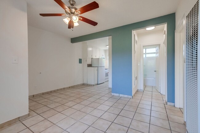 Photo - 2431 S Ridgeley Dr Unidad 10