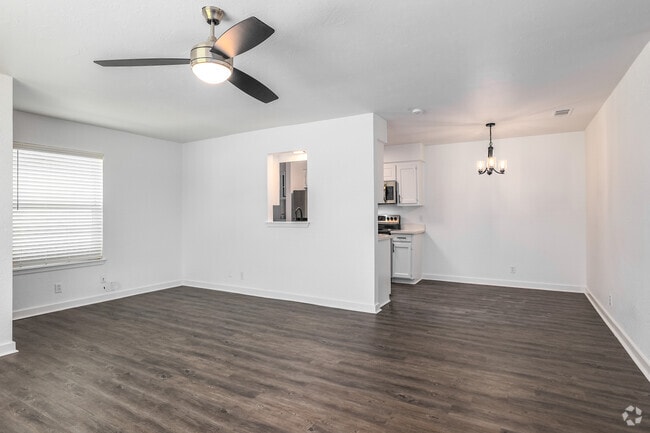 2BD, 2BA - 1000SF Duplex - Dining Room