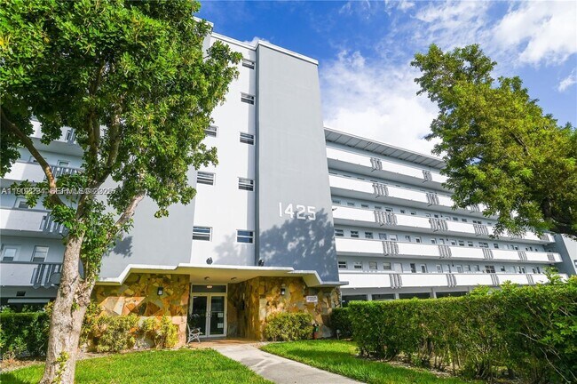Building Photo - 1425 Atlantic Shores Blvd Unit 204