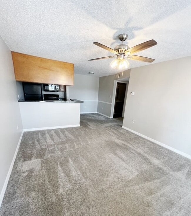Photo - Corner Unit - 2nd Floor- 1 Bedroom 1 Bath for Lease in Brandon, FL