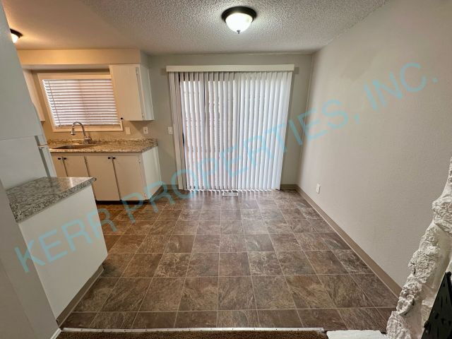 Charming 3-Bed Duplex in Gresham with Spacious 1100 Sq Ft Layout!