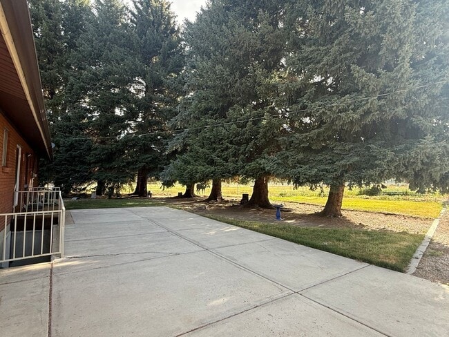 Photo - Beautiful home, large shade trees, walk to the lake, minutes to ski resorts