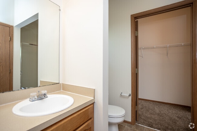 3BR, 3BA - 1,353 SF