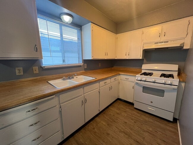 Photo - 1830 S Garden St