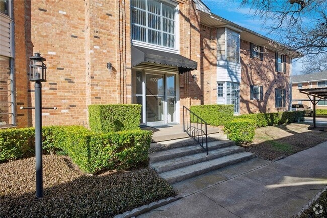 Building Photo - 6037 Sandhurst Ln Unit B Rental