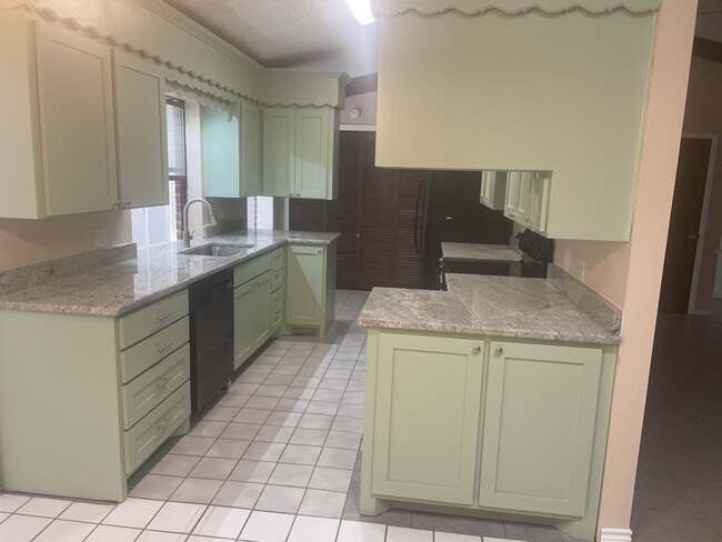 Photo - 183 Heatherwood St