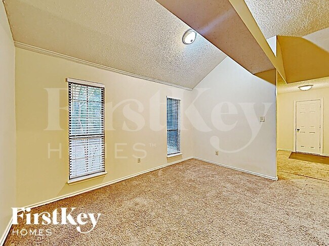 Photo - 811 W Lynn Creek Dr