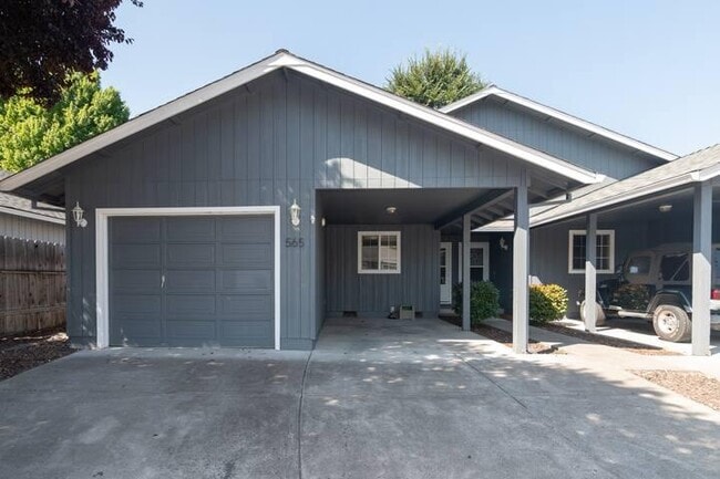 Photo - 565 Primrose Dr