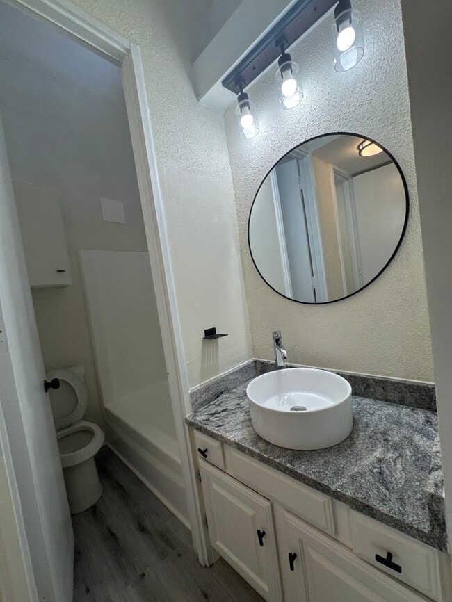 Photo - 27 Lakeway St