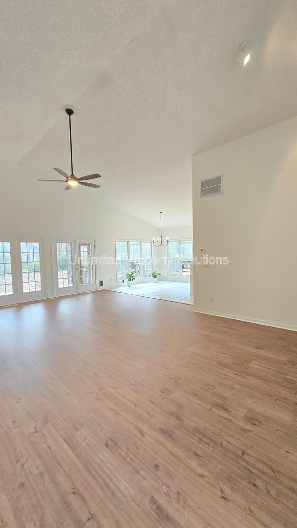 Photo - 426 Lansdowne Rd