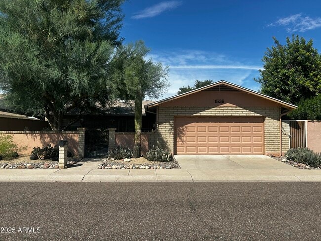 Building Photo - 1536 W Glenn Dr Rental