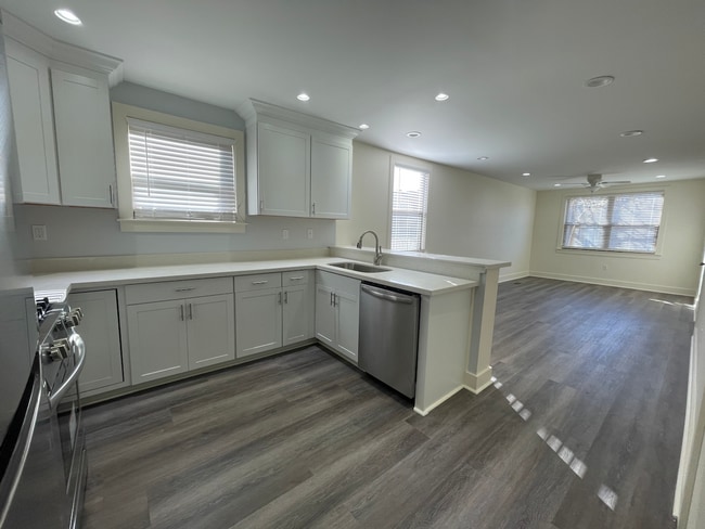 Photo - Gorgeous Old Metairie 2 Bed/1Bath Renovation, steps from Metairie Road! Parking spot included! Unidad A Lower Right